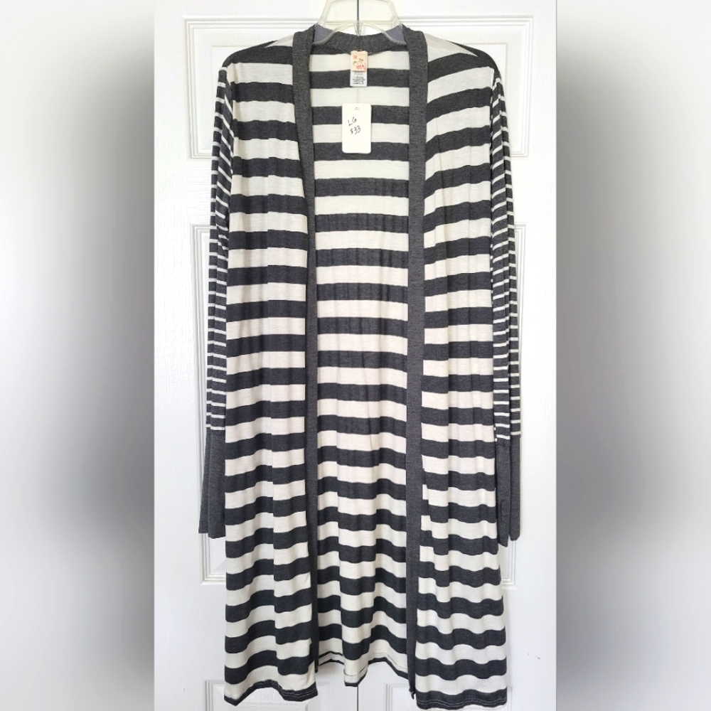 NEW WITH TAGS! WOMANS LIGHTWEIGHT CARDIGAN SIZE LARGE!